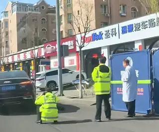 我问我一个开车的朋友，怎么看待大同奥迪车开门杀这件事，有啥好的解决办