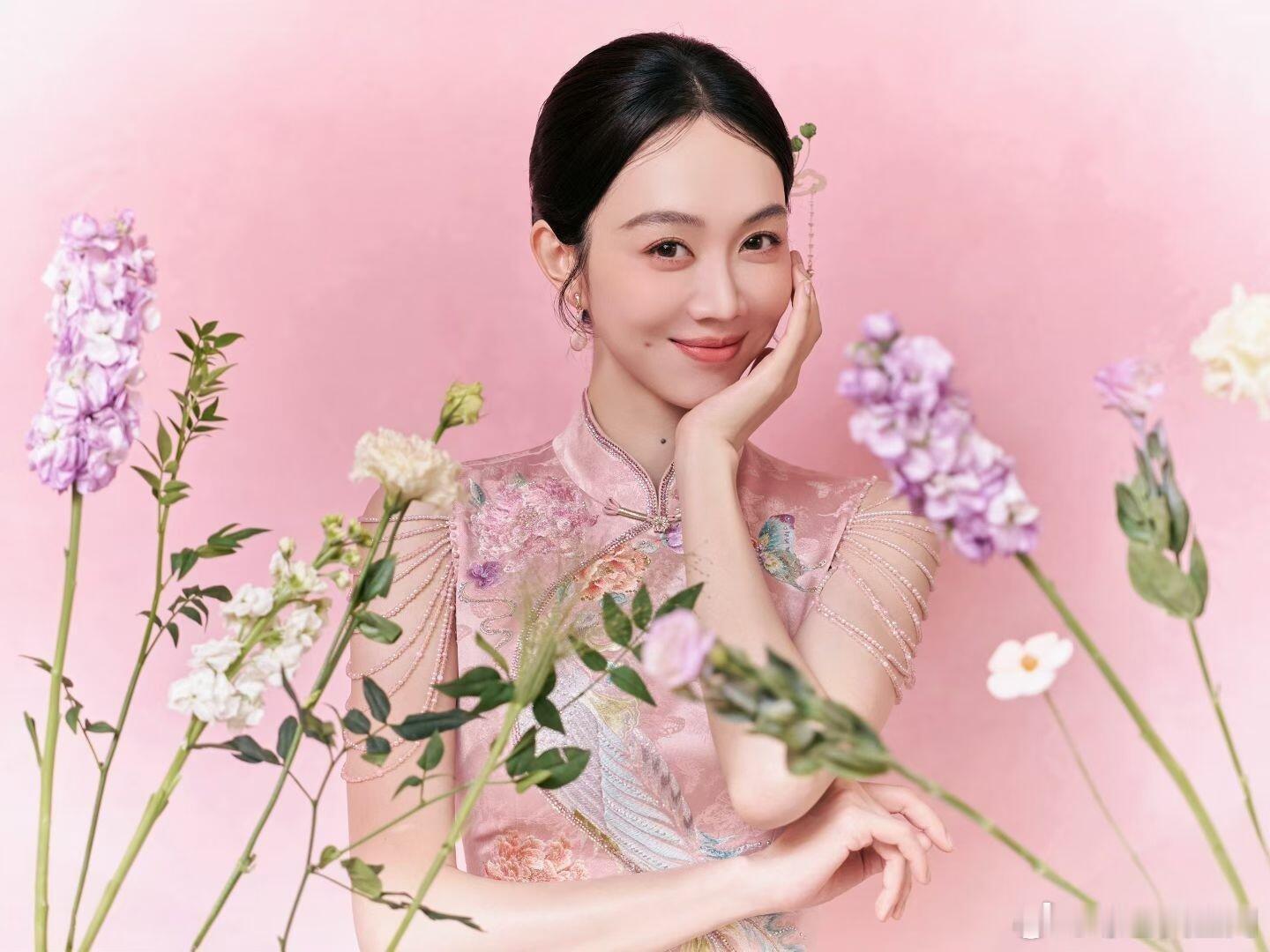 姜妍国泰民安的美瞧瞧姜妍在春晚《立春》的造型，粉裙柔美，翠绿舞美生机勃勃，二