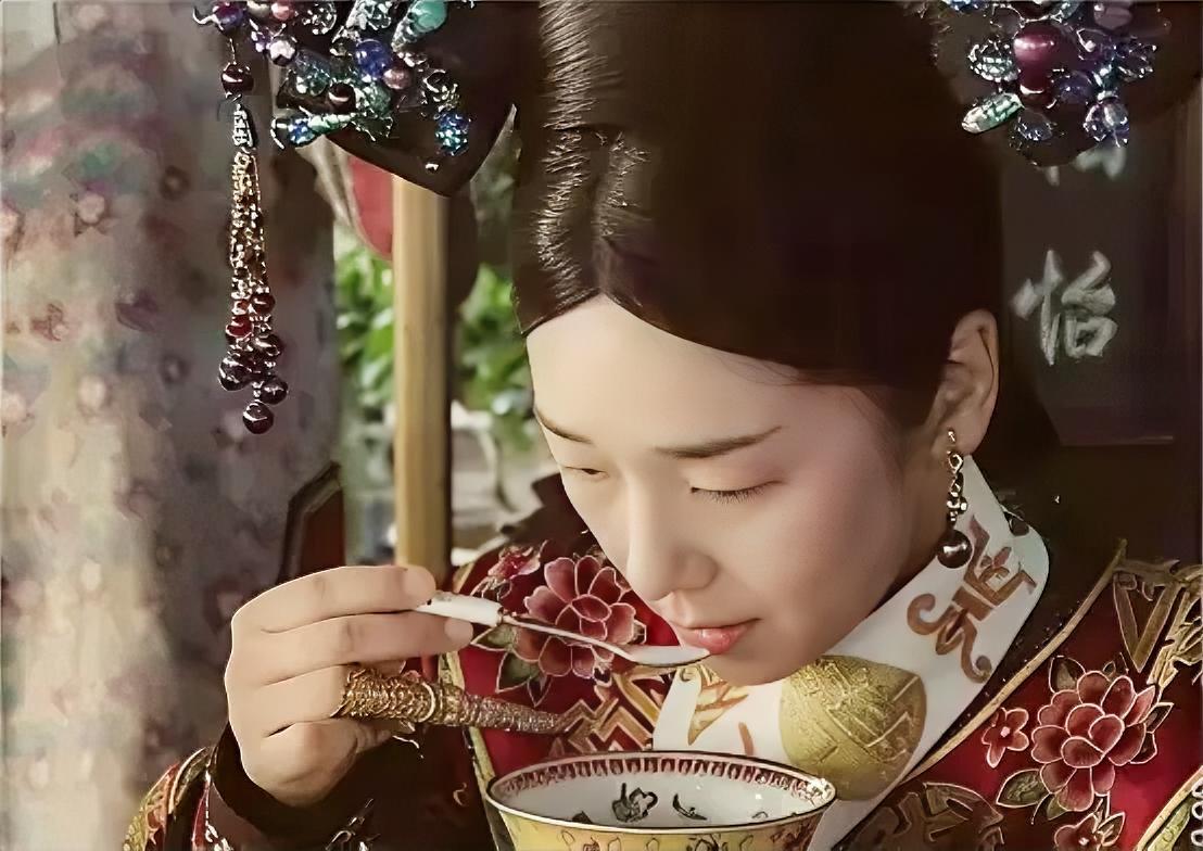 一天，宫女失误没把鱼刺挑干净，卡进了慈禧的嗓子。慈禧大怒：“来人，把她给我拉出去
