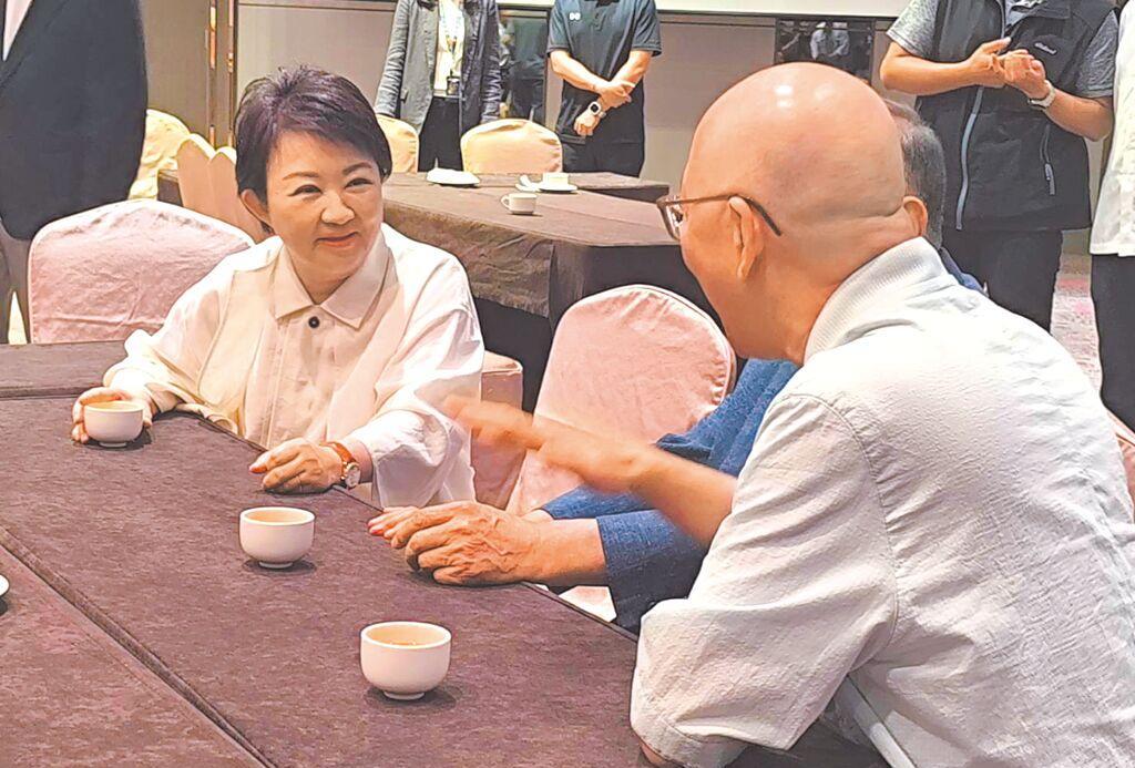 台中市长卢秀燕被视为下届国民党主席接班人之一，近日传出卢有意寻找前台中市长胡志强