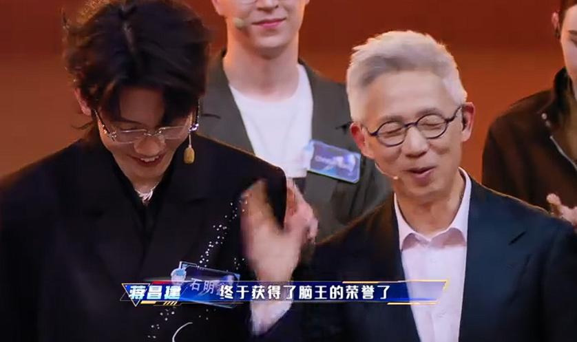 石明鑫和弗雷迪同时获得了脑王的称号，而节目组只准备了一个脑王奖杯，那到底是归谁呢