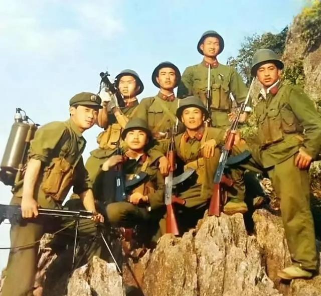 照片中是第27军80师240团4连7位战士，在老山前线临战训练时的合影。198