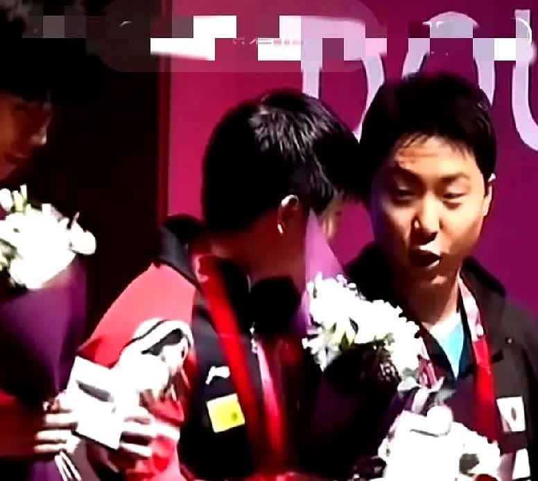 莎莎不但会英语聊，还会韩语聊，和林仲勋有说有笑，大头已经看呆了，如果你俩聊得明白