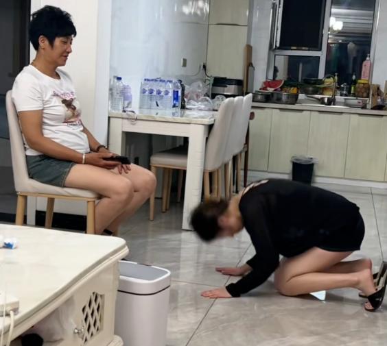 吉林某地一男子去世后，妻子在婆婆的撮合下，竟带着2个孩子嫁给了未婚的小叔子！而小