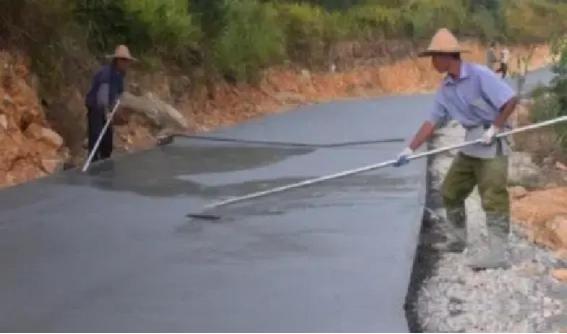 为什么高速公路不用水泥，而用沥青？一位60岁的包工头表示，80%的人不知道，一吨