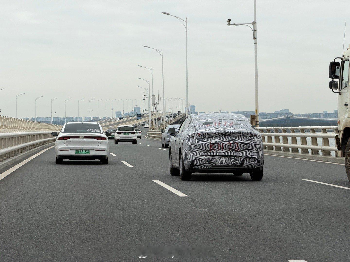 厦门集美大桥偶遇两台伪装车，不知道是谁家的？小鹏mona小鹏MONAL03