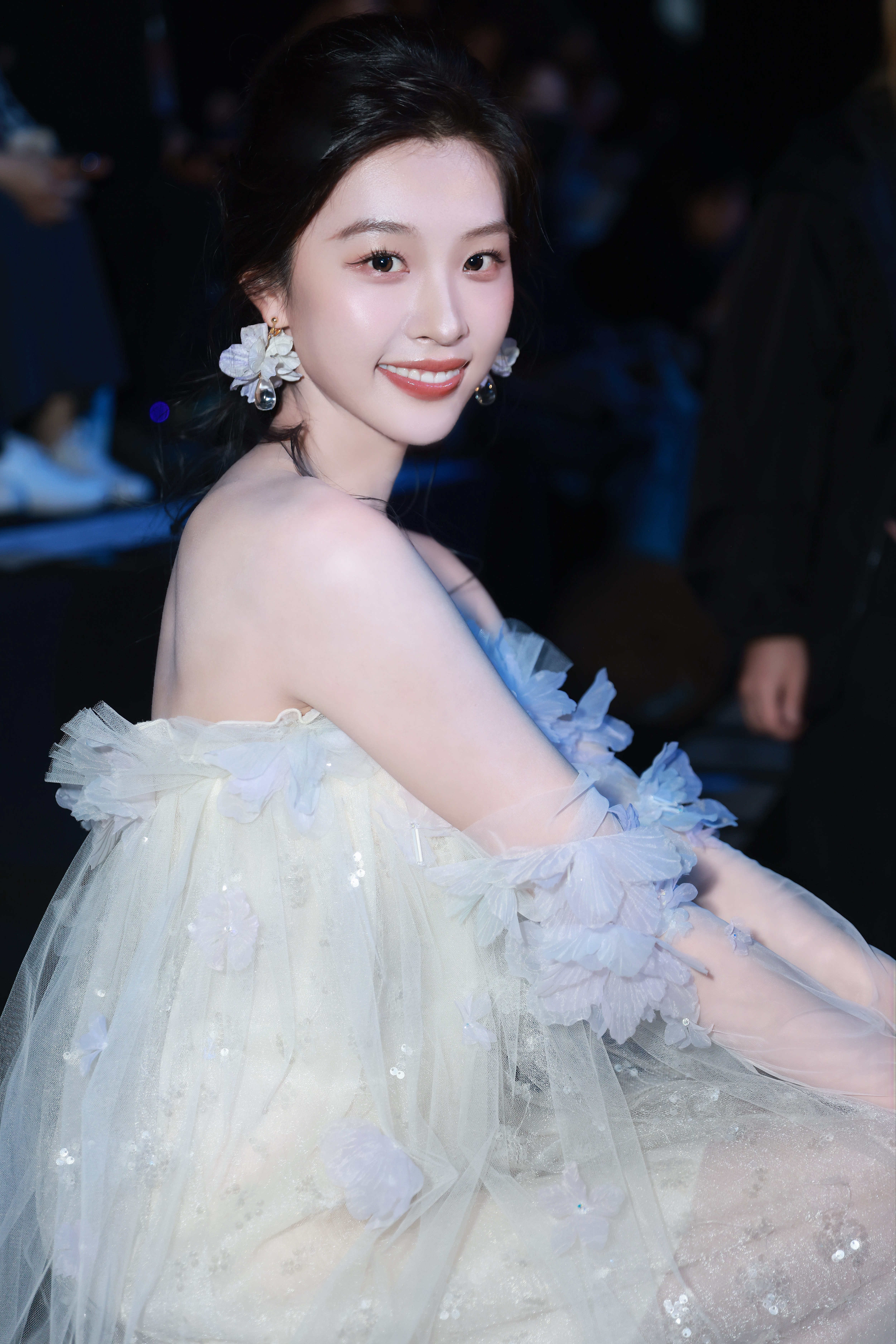 钟雯冠上海时装周好美钟雯冠钟雯冠身着高定礼服花雾予你亮相上海时装周，气质温柔又