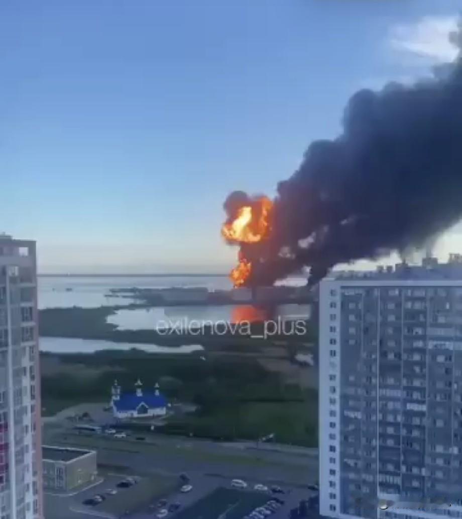 占领军精英人物集聚地圣彼得堡被乌克兰抵抗军无人机袭击，其石油设施发生大火，城市笼