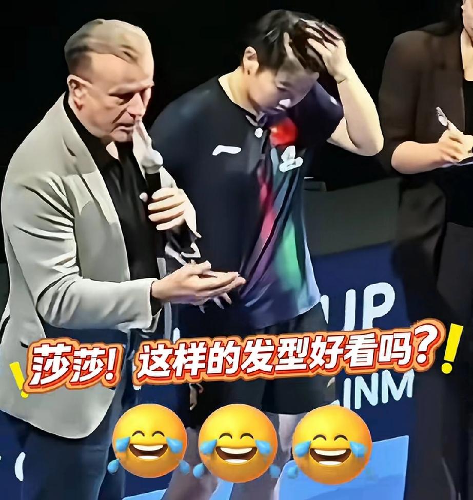 莎莎又开始自制发型了！赛后采访现场，莎莎揪起来头发一顿捋，一抓一抓，最后定型，