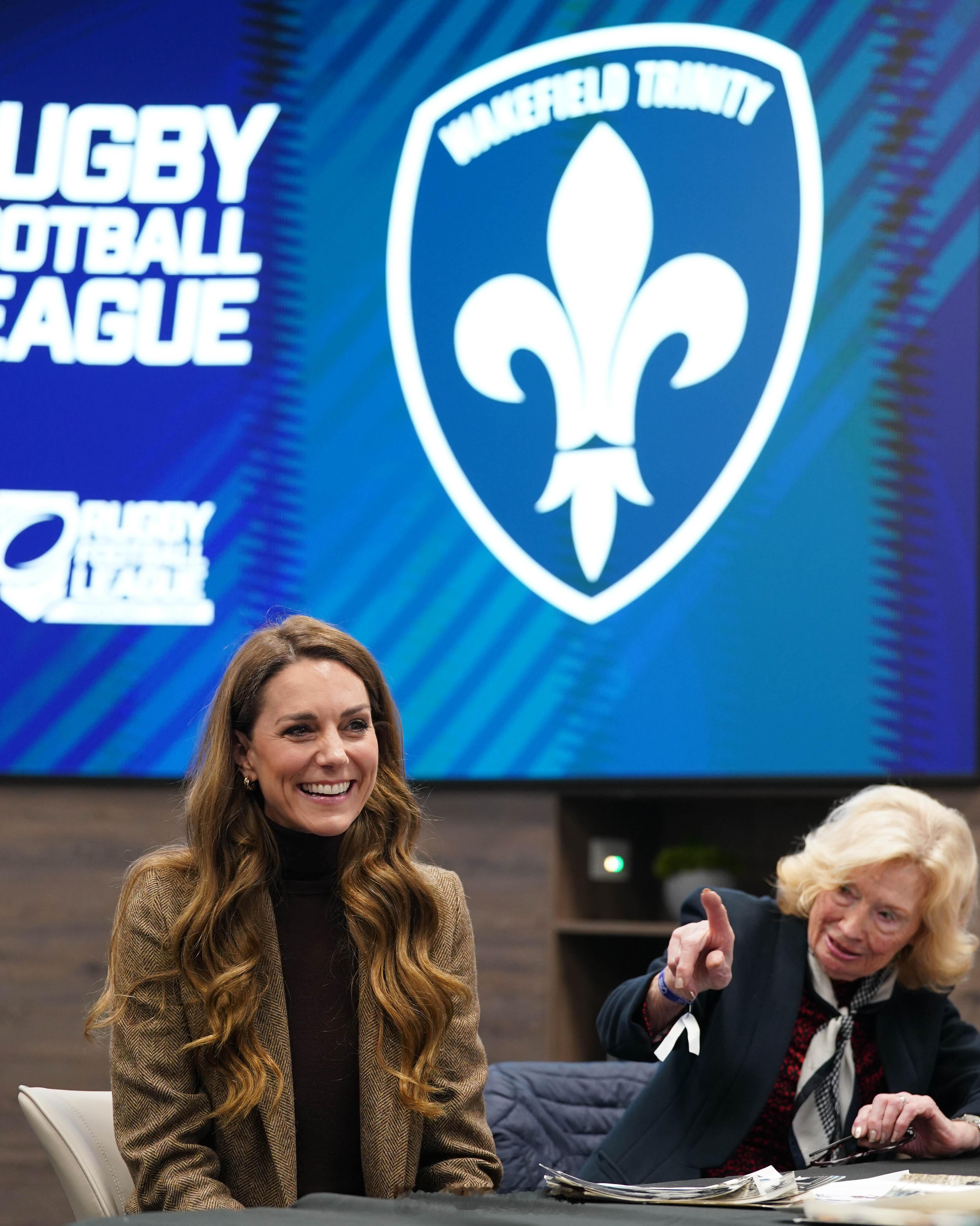 凯特王妃今天凯瑟琳王储妃在韦克菲尔德访问三一橄榄球联赛俱乐部，这是她本日第2