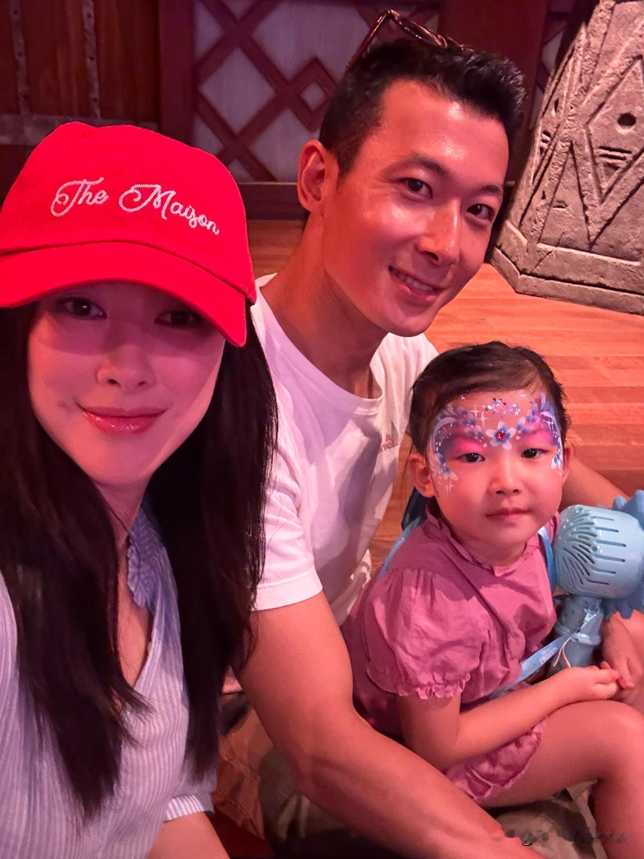 8月31日，演员朱珠晒图和老公王昀佳在香港迪士尼为女儿王珠宝庆生的合照，一家三口