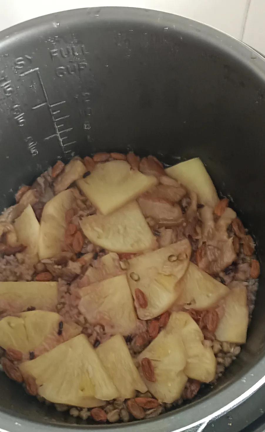 上次在广州吃了一个肉粽子，10块钱，可真好吃。我们这边只有端午节才会有卖粽子的，