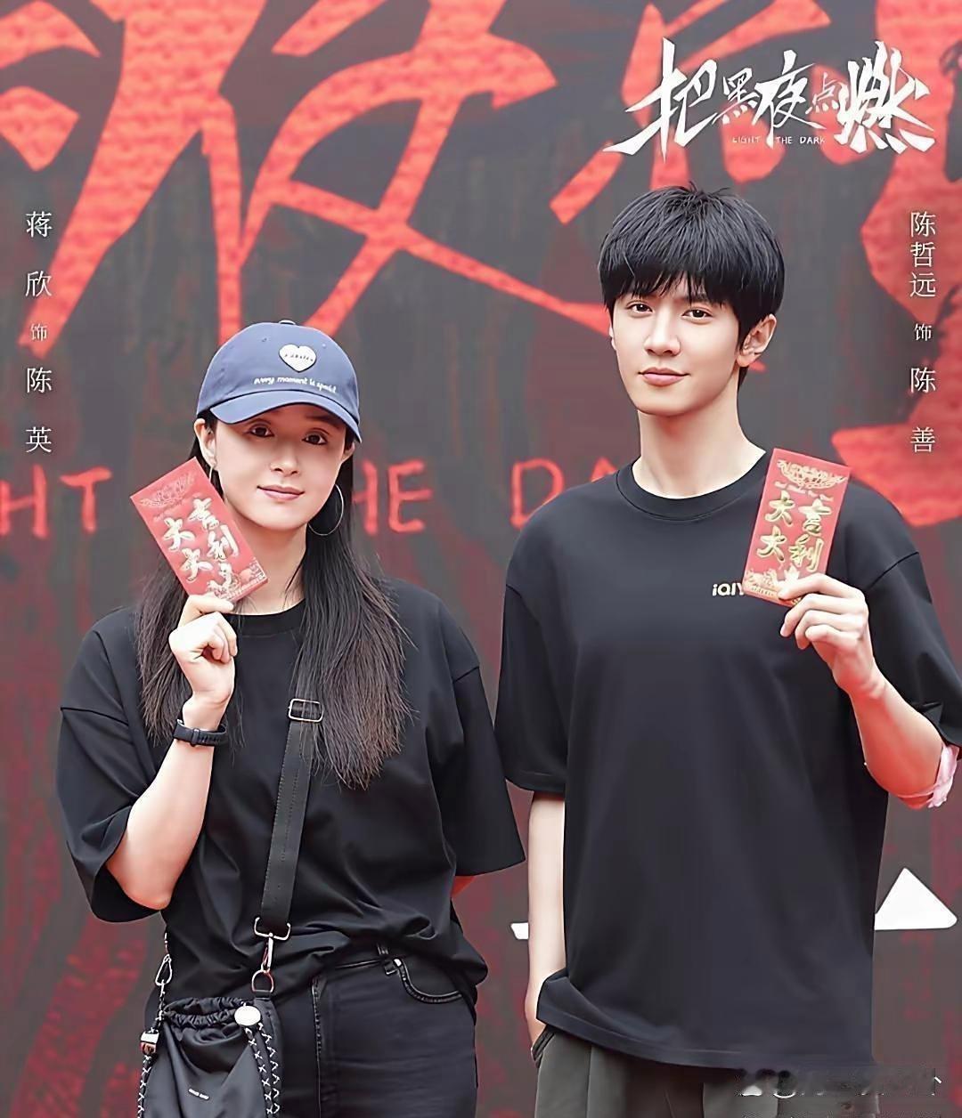 原来蒋欣这么高啊，穿平底鞋跟陈哲远差不多高了，而且又瘦，脸又小，真的太美了。