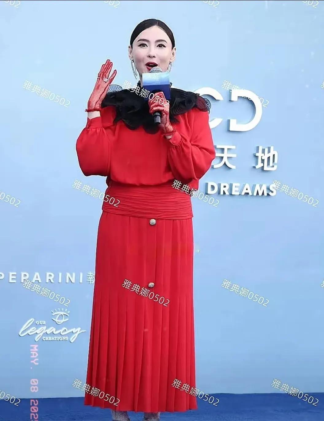 不得不说，这颜值，这气质，这品味，真的没法和王菲比。5月8日，张柏芝在澳门水舞
