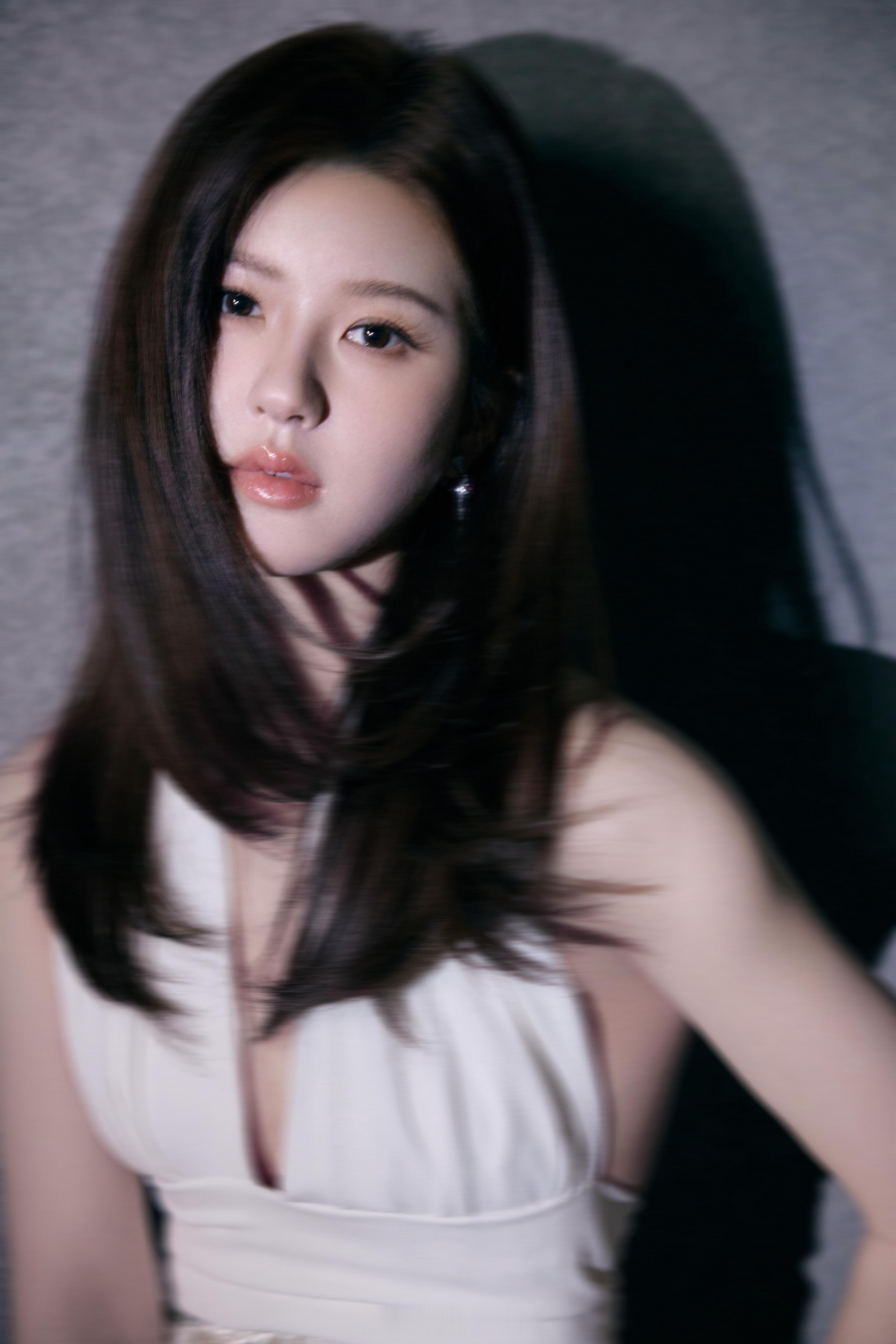 赵露思柔美的白裙子​​​