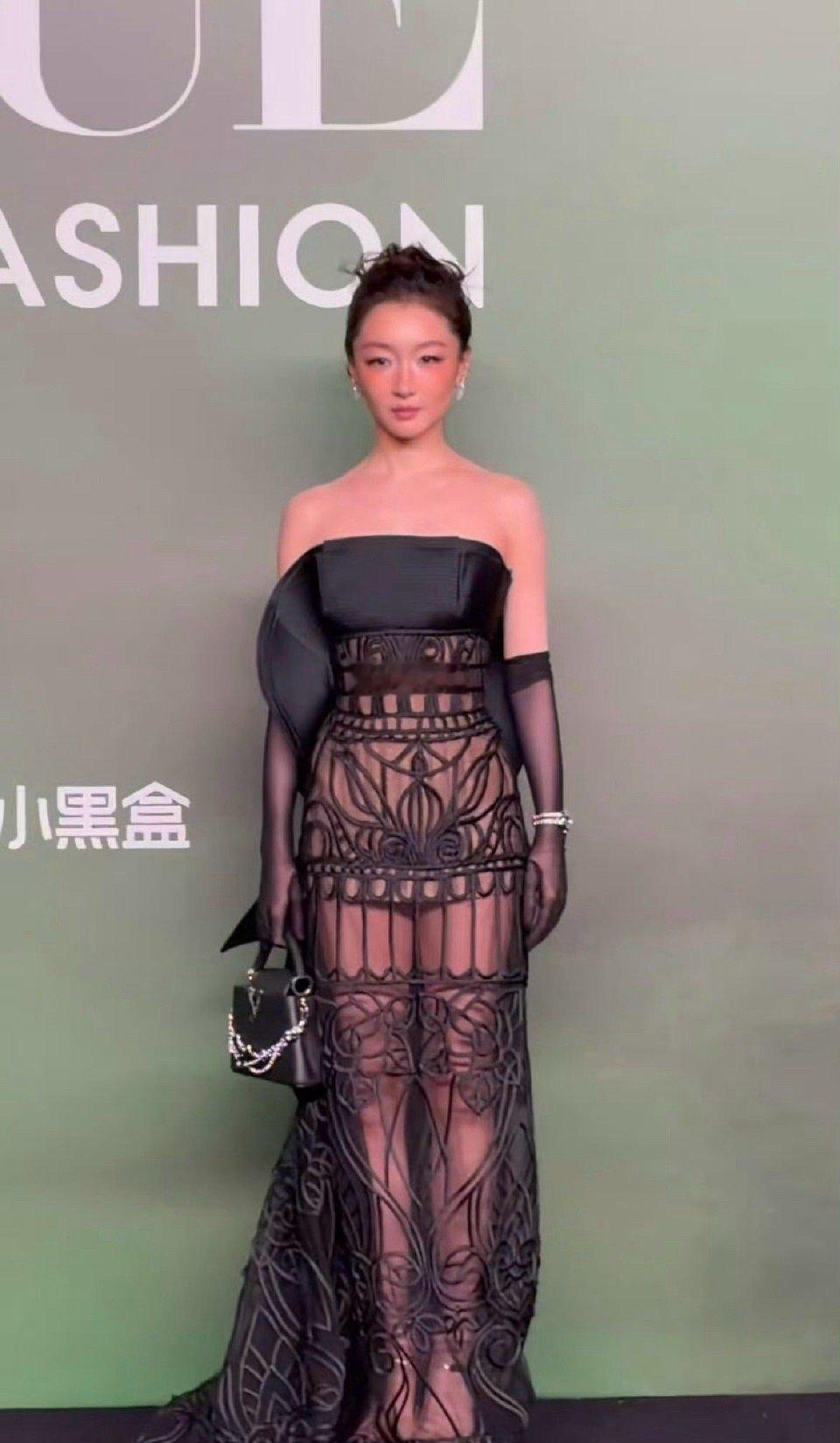 真的不明白她怎么会火，没演技没背景没身材没好看的脸蛋，没负面绯闻​​​