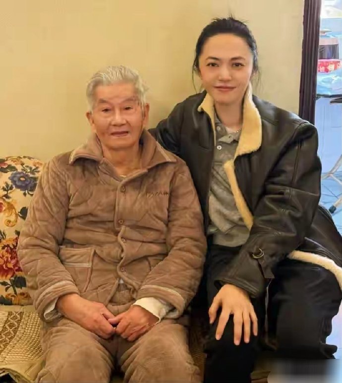 姚晨回福州探亲，90岁三舅仍住在老破小里，和她长得一模一样，祖传大嘴​​​