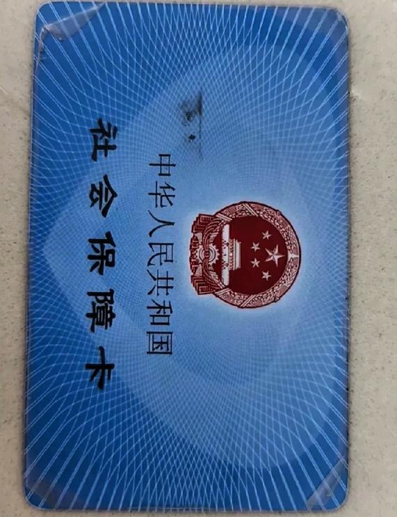 医保又有新规了，4月1日开始执行，以后看病必带两样证件。不少人已经收到消息