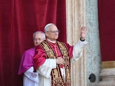 美籍教皇反水！特朗普怒批其“喜欢犯罪”，梵蒂冈与白宫彻底决裂。历史首次！