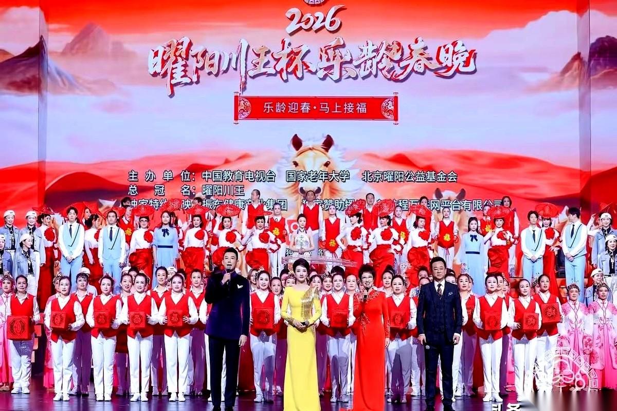 教育台一台晚会，我差点以为电视坏了，穿越了。陈佩斯、朱时茂，俩人就站在台上。镜