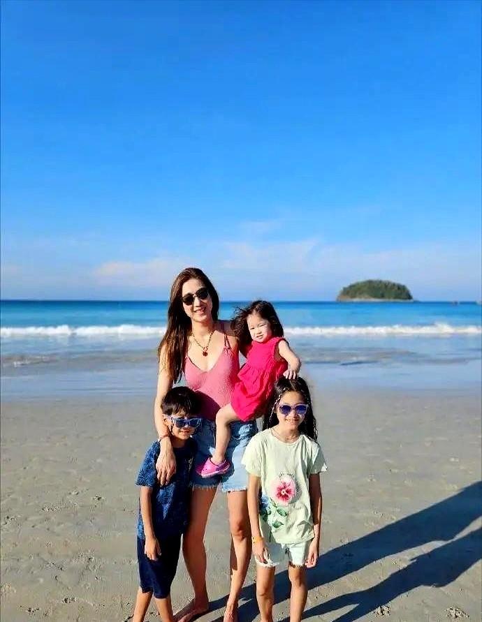 钟嘉欣这幸福也太具体了吧！她最近晒出全家布置圣诞树的照片，配文“幸福五人组”