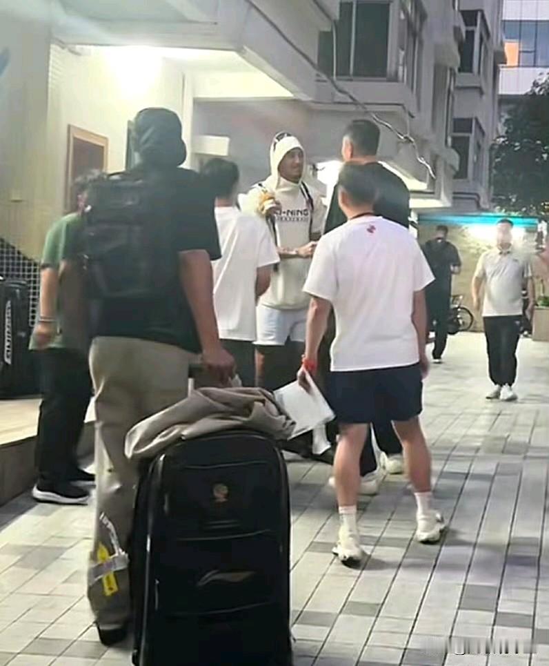 广东队返回东莞后，球队简短会议过后宣布放假，外援方面也相继离队，在俱乐部宿舍门口