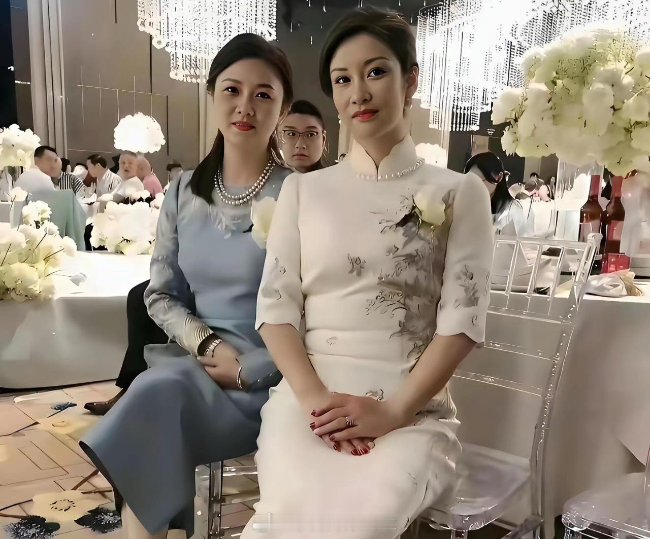 不得不说，这才是真正的门当户对！两亲家母的气质有的一拼！一看就知道都是不缺钱的主
