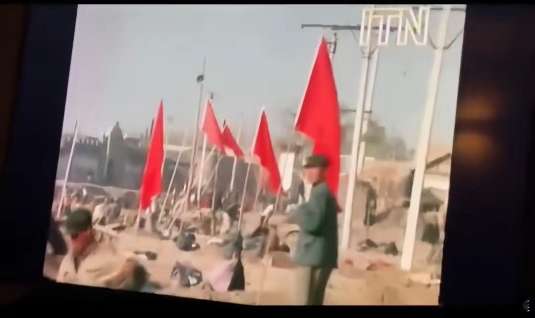 英国这是还活在50.60年代，最近英国电视台播放关于中国的新闻，放了咱过去的视频