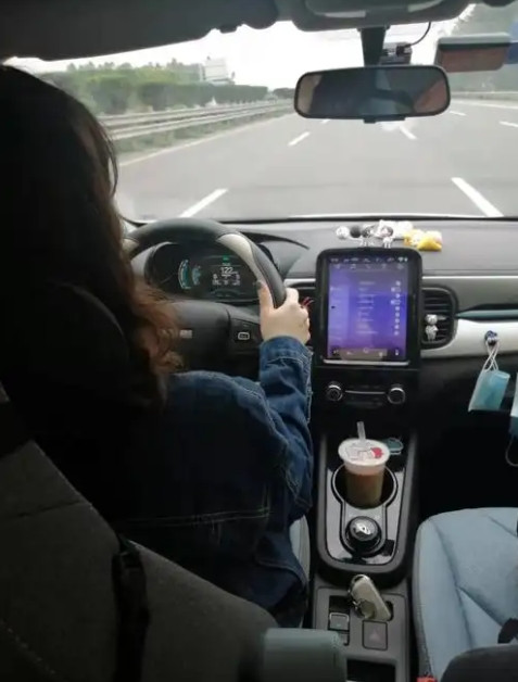 苹果手机跑高速，导航里有个选项可以帮我们逃避收费站。我不知道其他手机的导航系统
