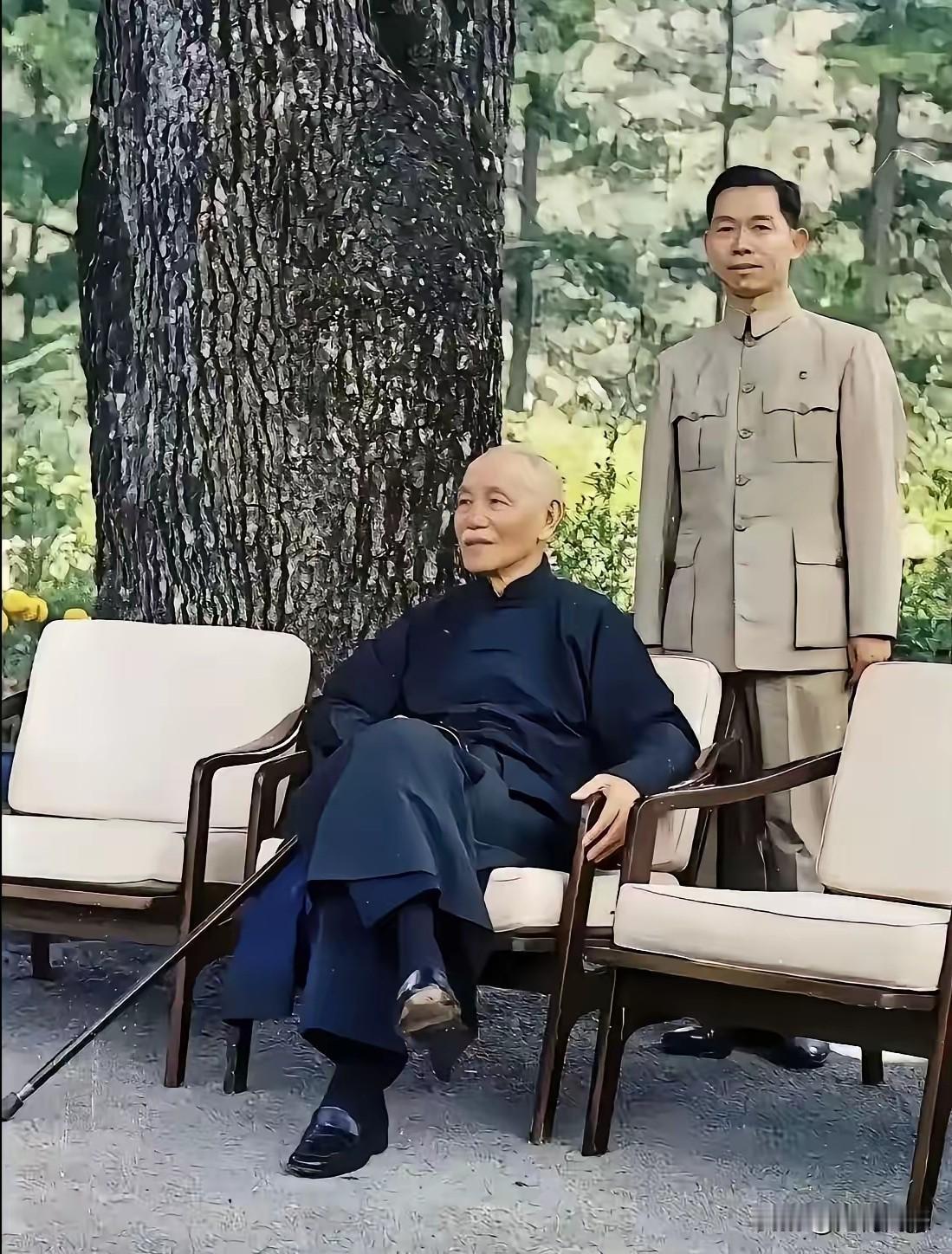 这个老头穿着打扮很有特点，身上穿着传统的长袍大褂，脚上却没有穿布鞋，而是穿着一双