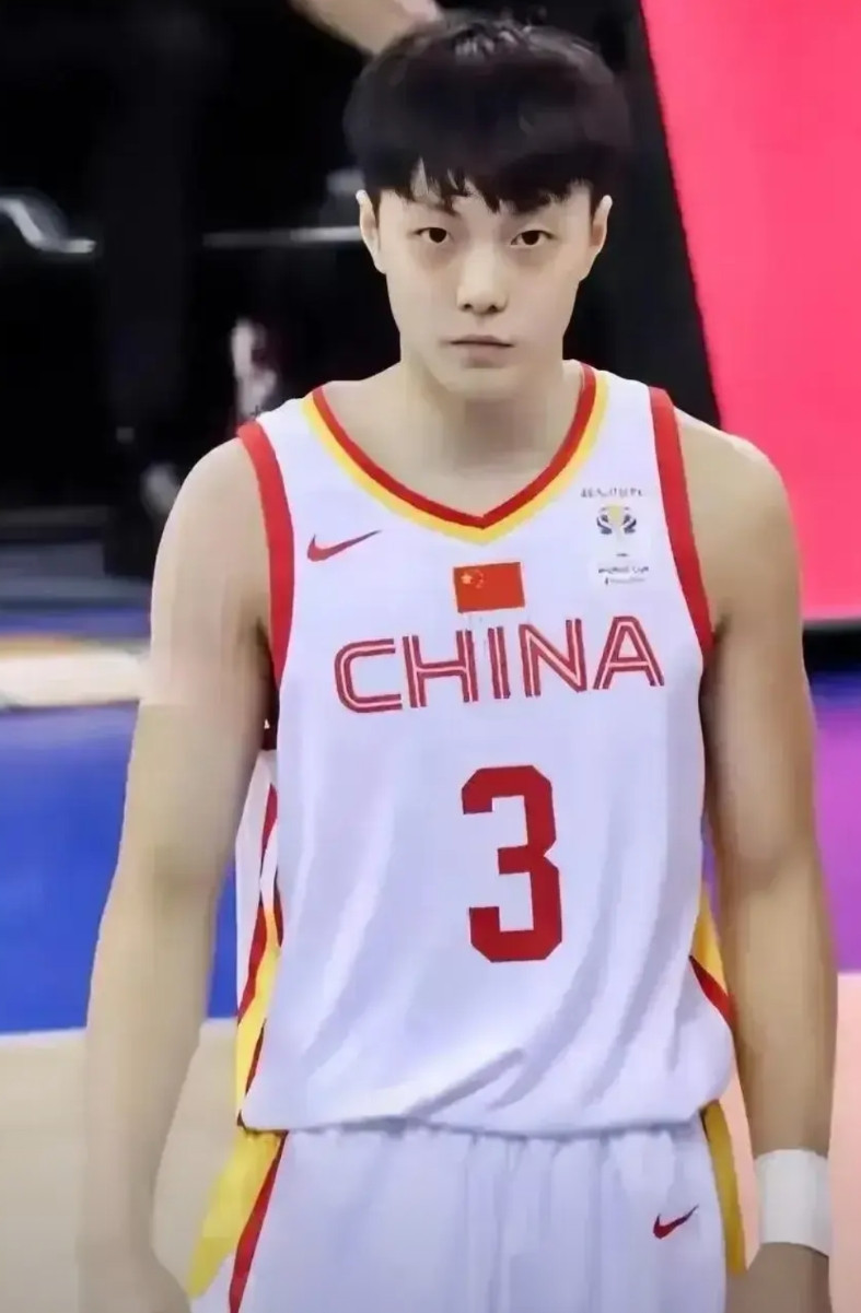 胡明轩为什么退化的这么严重？胡明轩，广东男篮一哥，手拿顶新合同，中国国家队常客