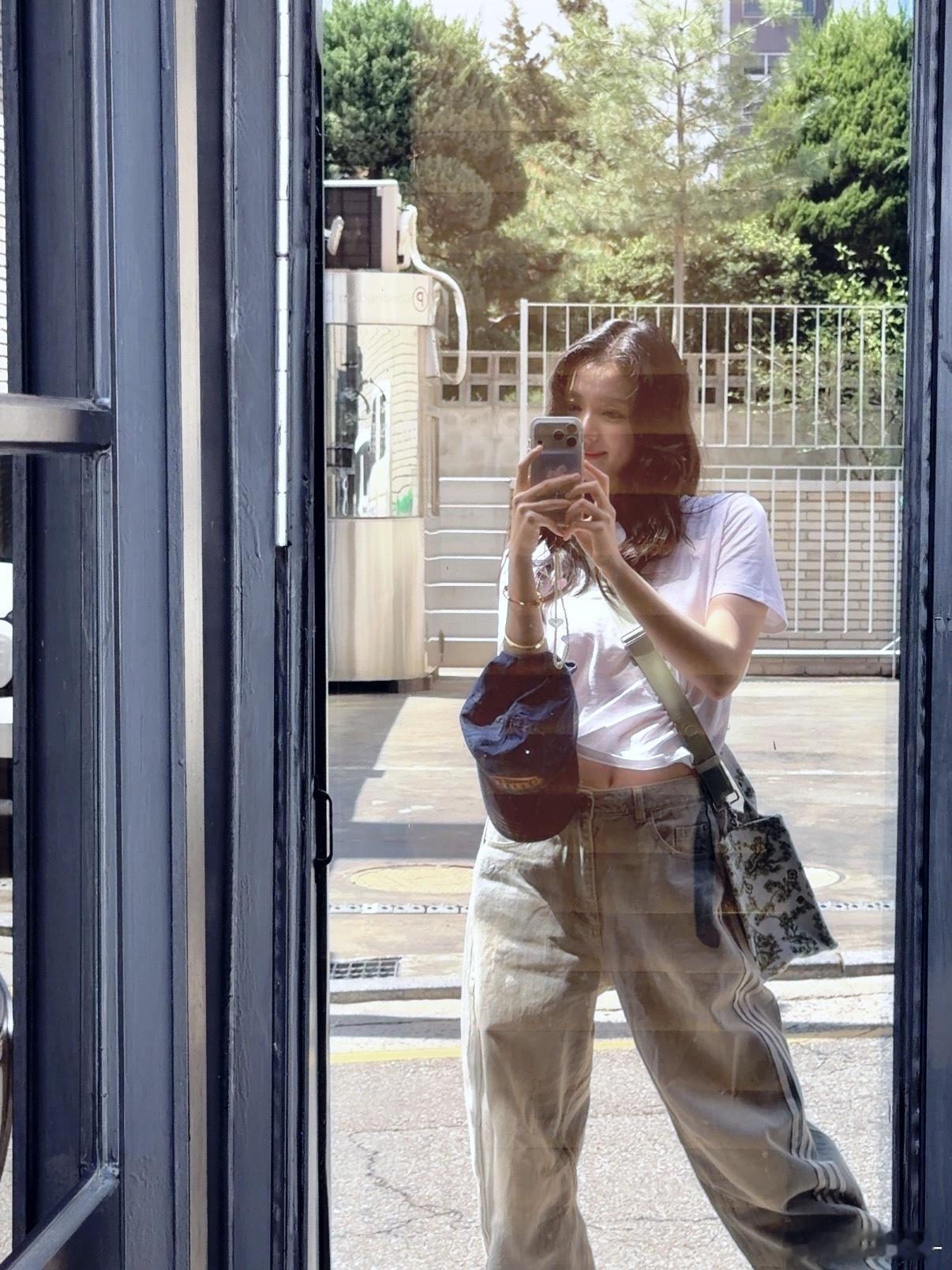 王楚然明月录王楚然魏采薇日常照片大更新！韩味儿十足的这个船玩得开心呀