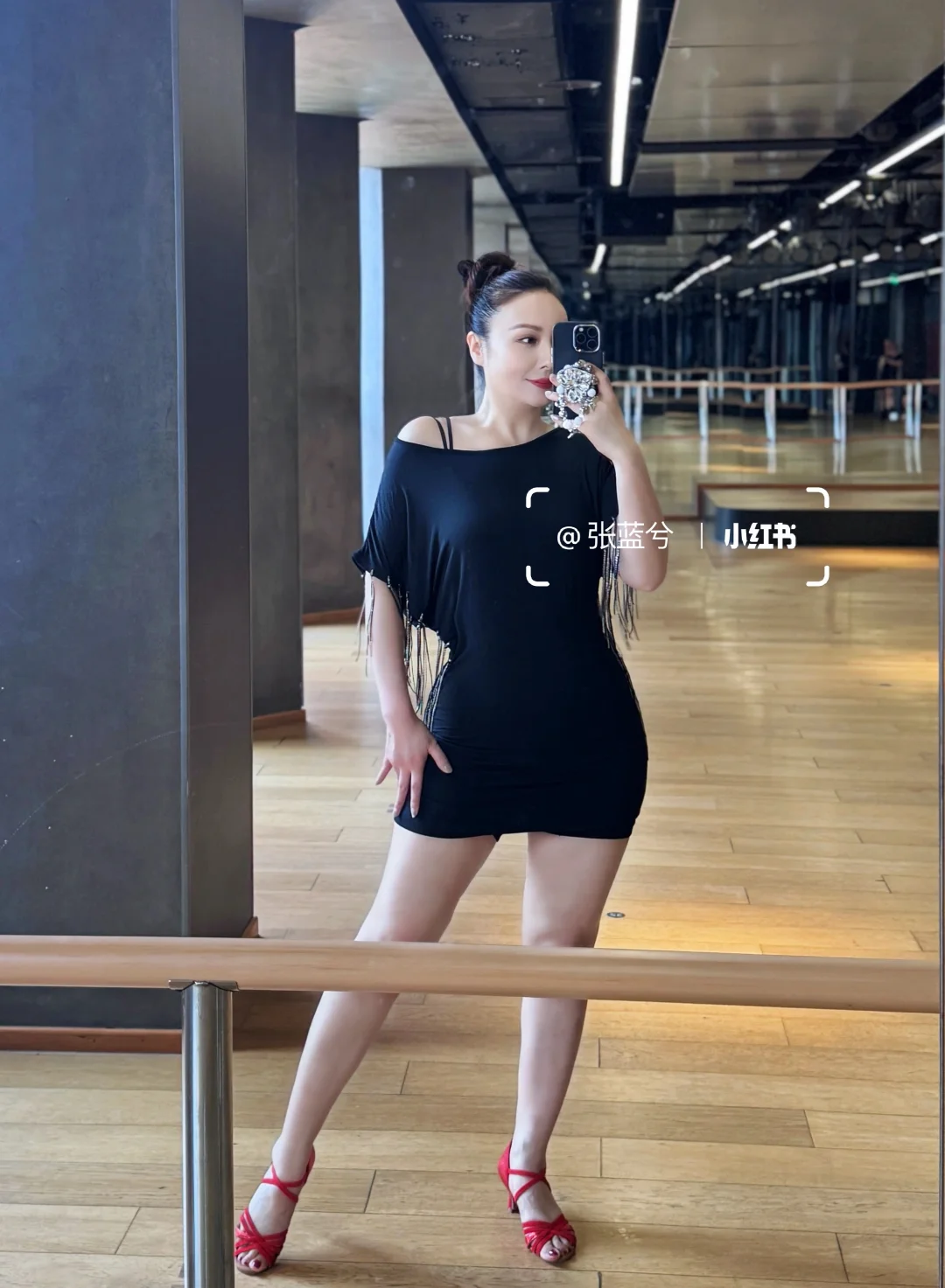 小二十年的衣服，拿出来当拉丁舞服穿了。