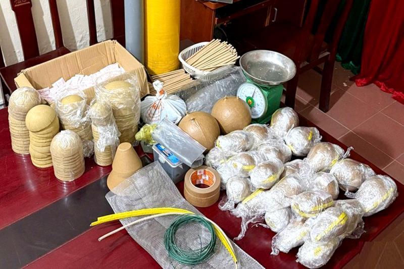 越南河静省一名11年级男学生在社交网络上研究了如何制作鞭炮，然后订购了鞭炮、慢燃