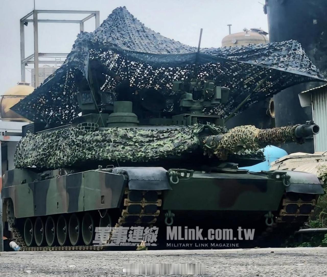 伪台陆军在战备操演中为其美制M1A2T加装伪装防护网伪台陆军的美制M1A2T主