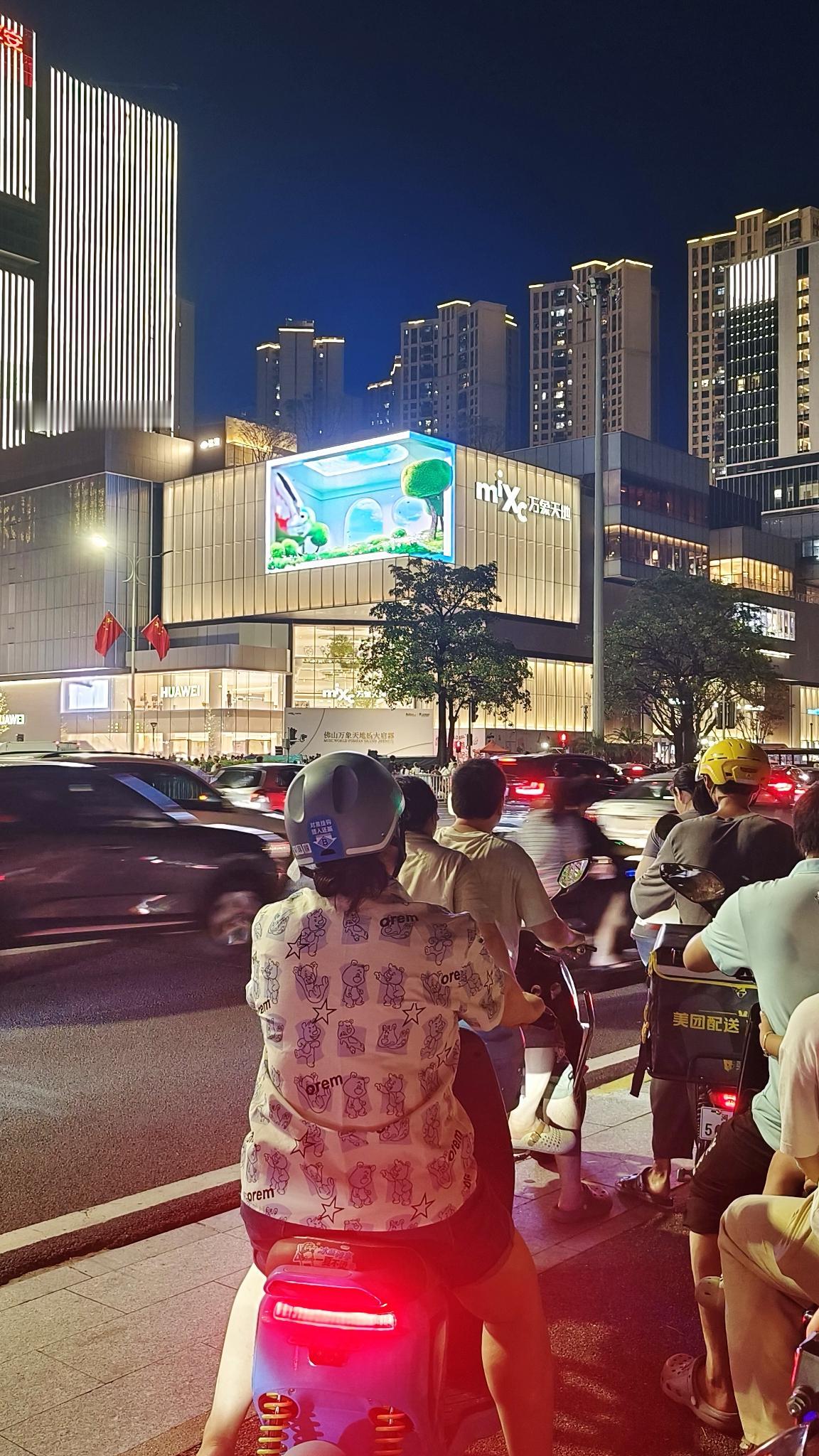 顶着装修后的甲醛未散尽，也要逛商场？2026年9月30日，佛山万象天地开业。