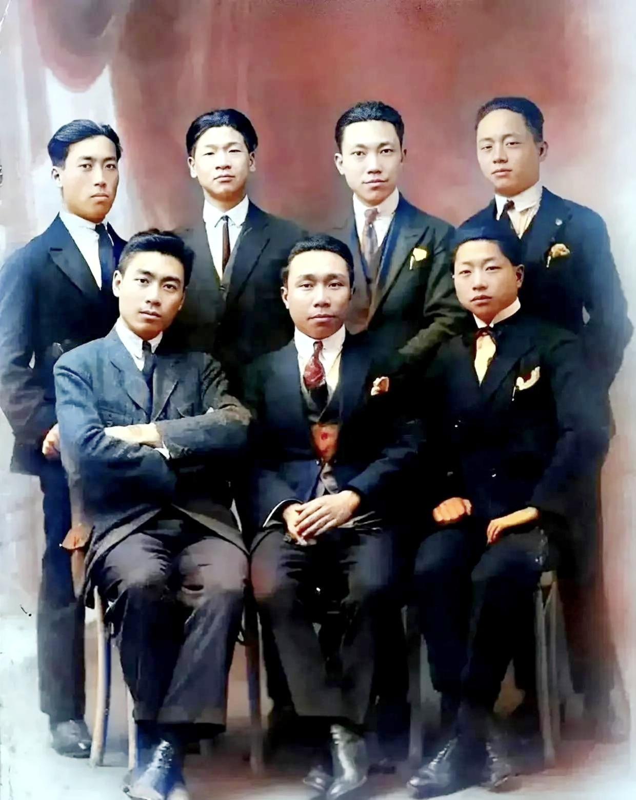 这张拍摄于1921年的留法合影中，七位青年目光坚毅，前排左一便是周恩来。百年前，