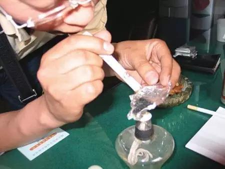 农村曾经泛滥的烫片片！10多年前我回某地农村搭礼，中午吃完饭去主人家休息，看见