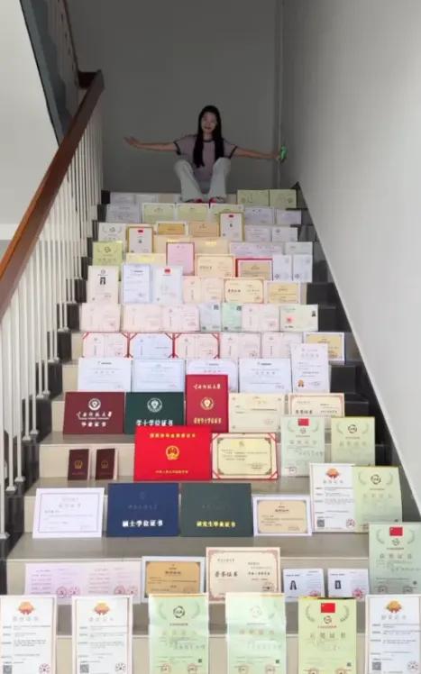 很多人盯着那100张证书酸的不行，其实真正狠的不是她有多卷，是那句本硕奖学金五六