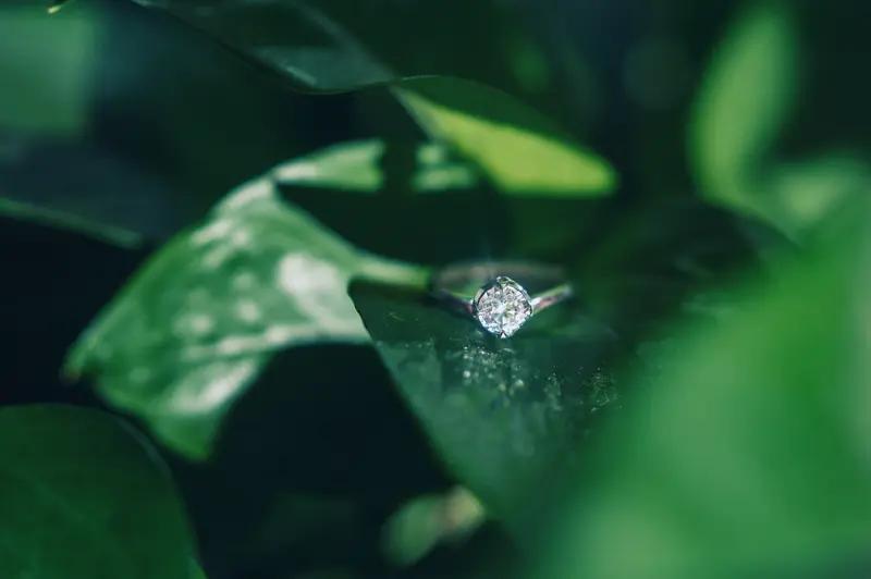 3万6买的钻戒只值四五百！女子吐槽炸锅，钻石神话彻底碎了？家人们，这事儿谁