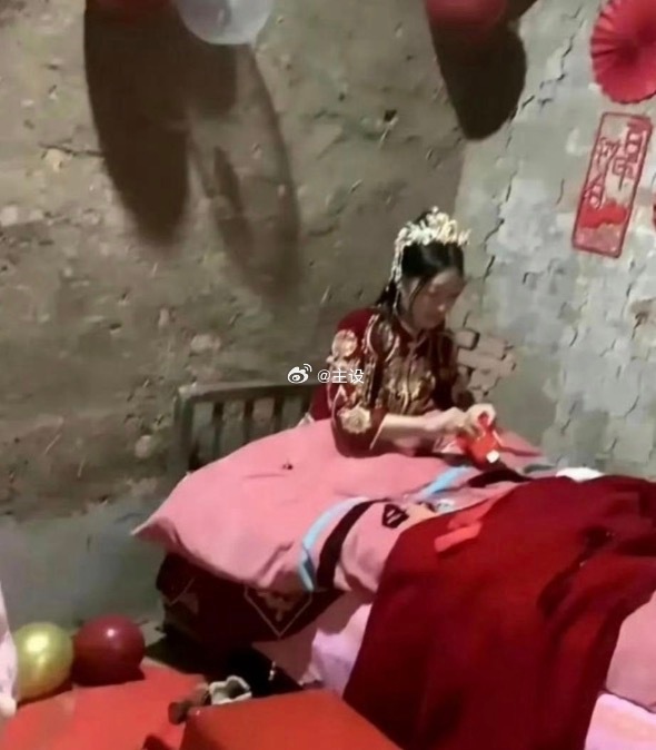 新娘的表情，是嫁给了爱情。
