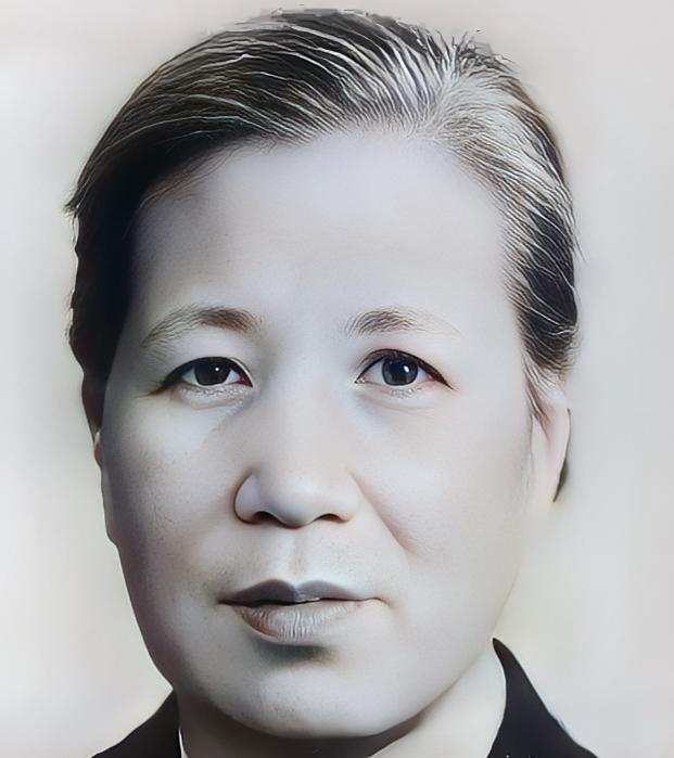 1929年的那个秋天，青岛的清晨被一声枪响划破。一个男人倒在小巷的血泊中，他叫丁