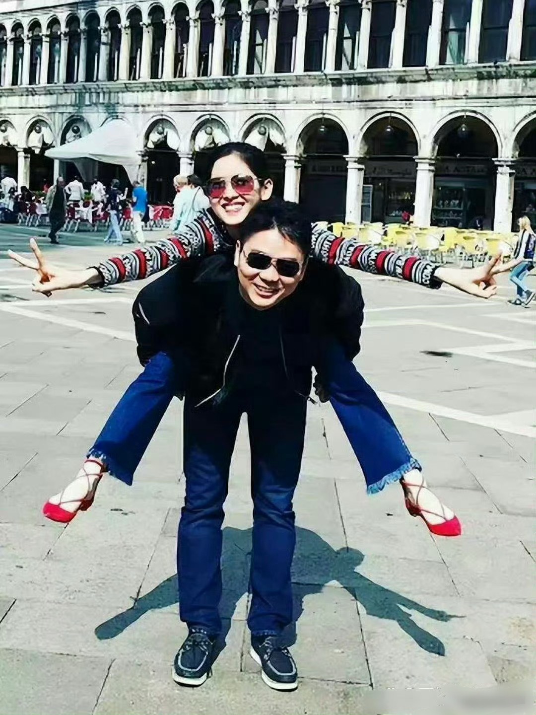 38岁刘强东+18岁的章泽天，画面冲击力爆棚！