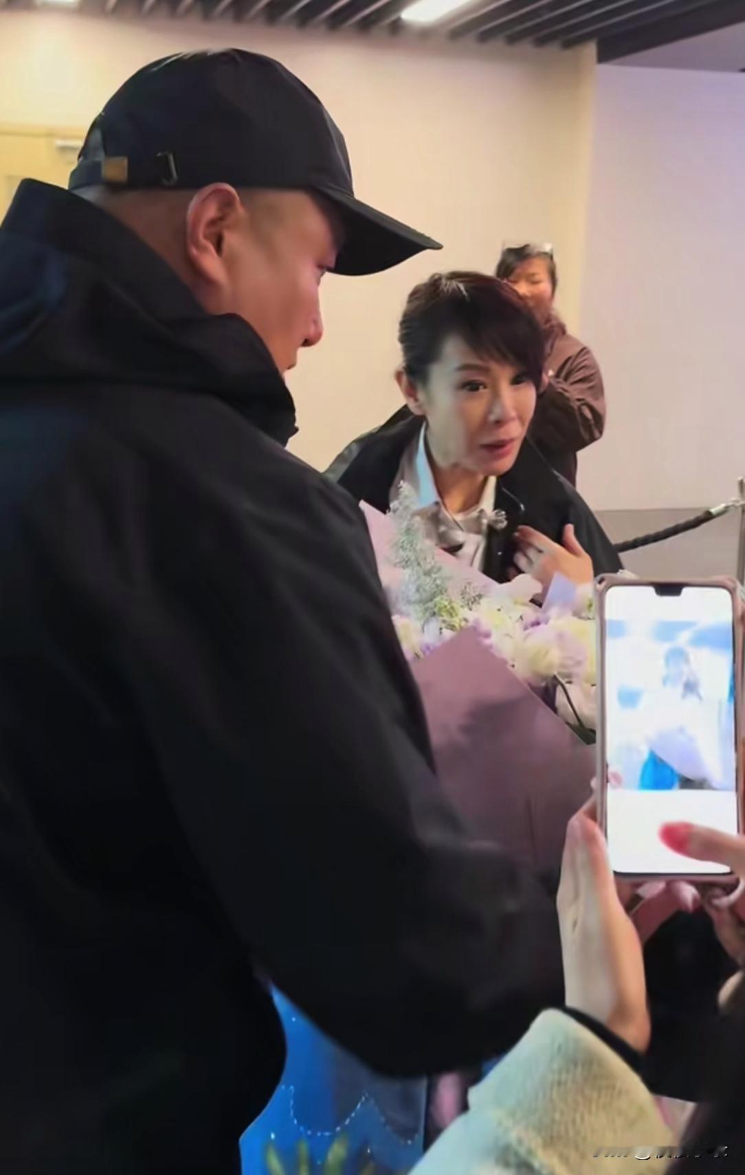 刘若英绍兴后台被偶遇，瘦脸配长裙又萌又有气质！即便只是后台随意的抓拍，刘若英身上