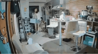 重组家庭矛盾爆发能多失控？他们竟当着孩子的面，做出了最伤人的举动，女人一进门就把