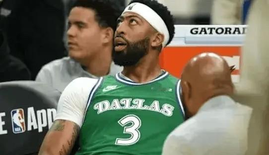 独行侠更衣室暗流涌动。输给开拓者那晚，库班没去客场。消息源告诉我，管理层办公