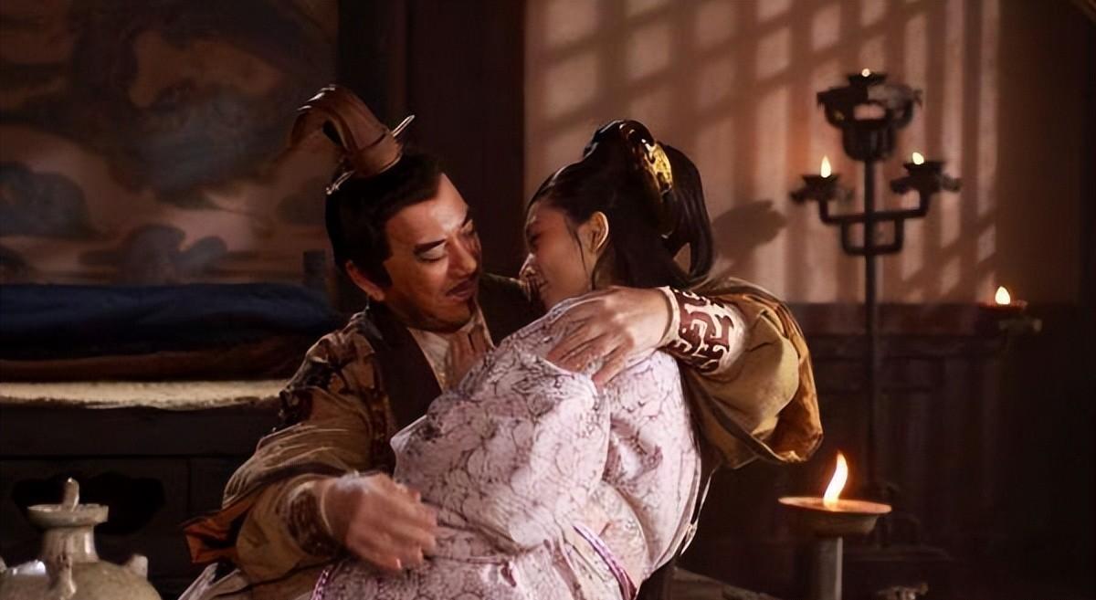 公元前203年，刘邦宴会醉酒，回寝宫路上准备临幸一位嫔妃，发现她人老珠黄，转身欲