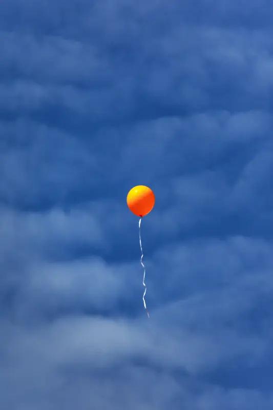 人生最强大的贵人不是别人，而是那个永不服输、敢想敢做的自己，别等谁来拯救你，