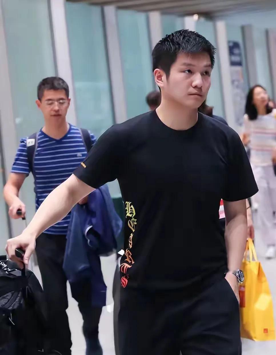 樊振东在巴黎奥运会夺金以后的表现真的是一个谜……！1：巴黎奥运会历经千辛万苦