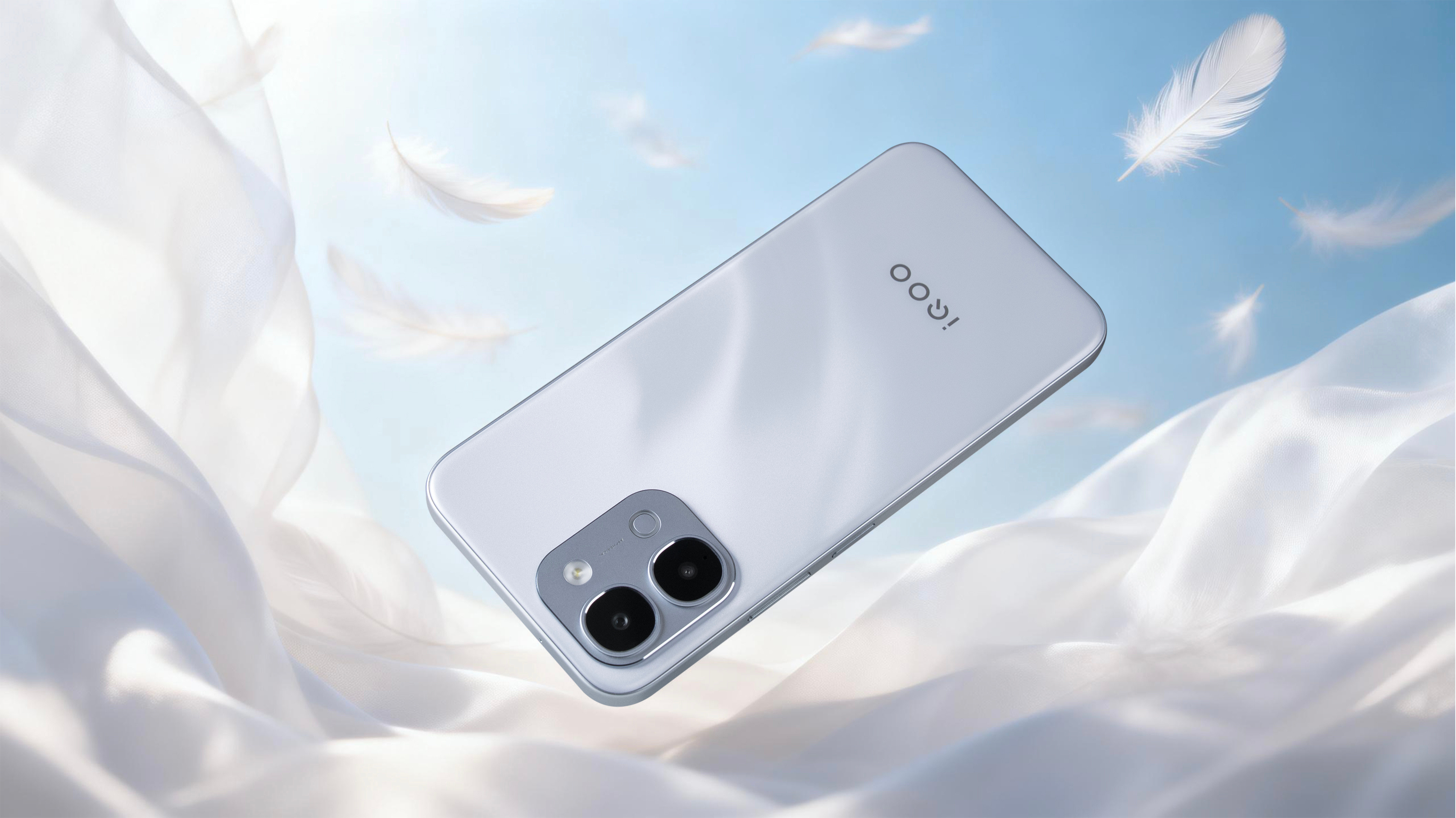 iQOOZ11x图赏！雪屿白光听名字就很有画面感光线一变，背板纹理跟着变不花哨